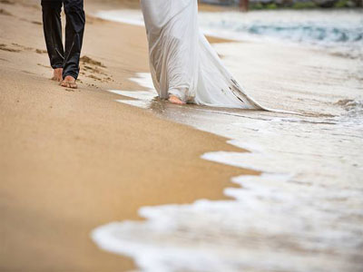 Bruidspaar loopt op strand