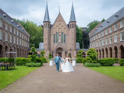 Bruidspaar in de tuin van trouwlocatie Bovendonk